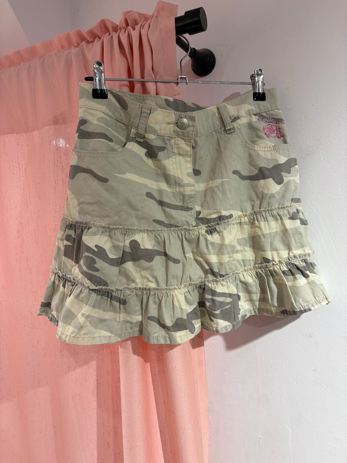 Mini camo skirt with cute pink details (S)