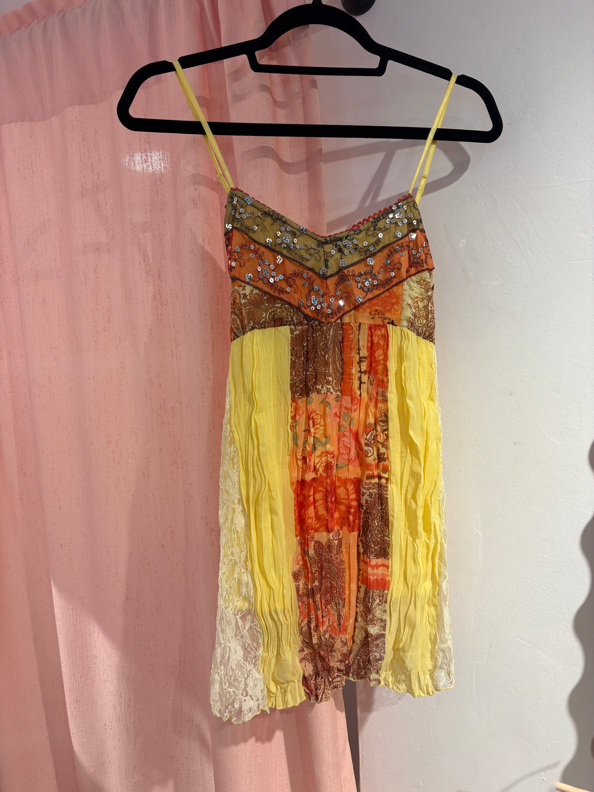 Pretty colorful cami top with sequin & lace details (M)