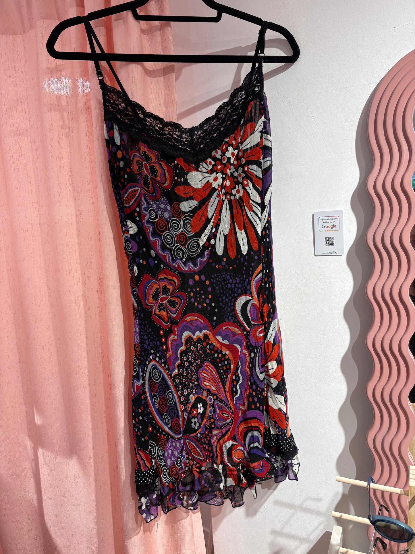 Beautiful floral dress with front lace and ruffled hem (M)