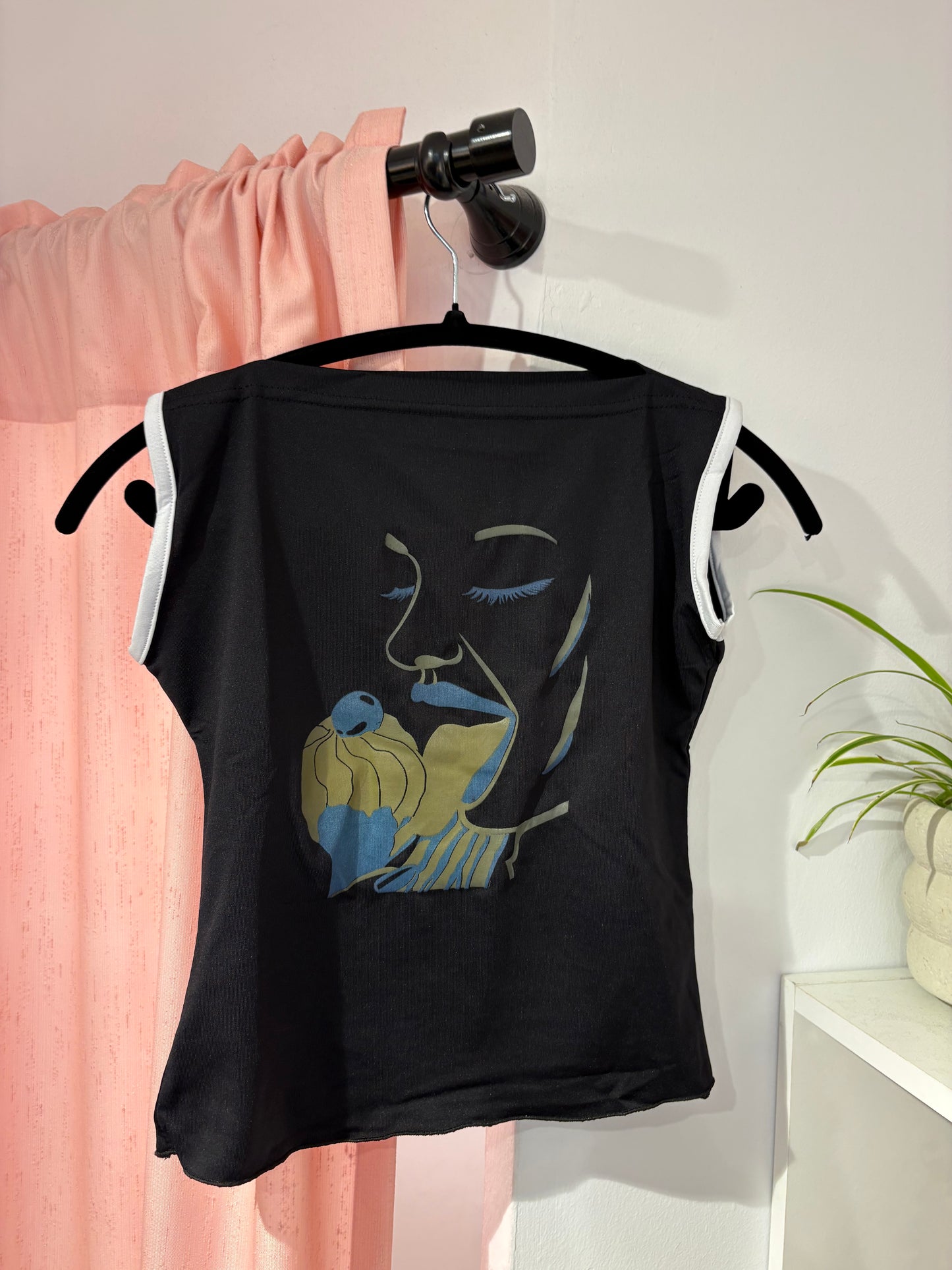 Super cute true y2k top (S)