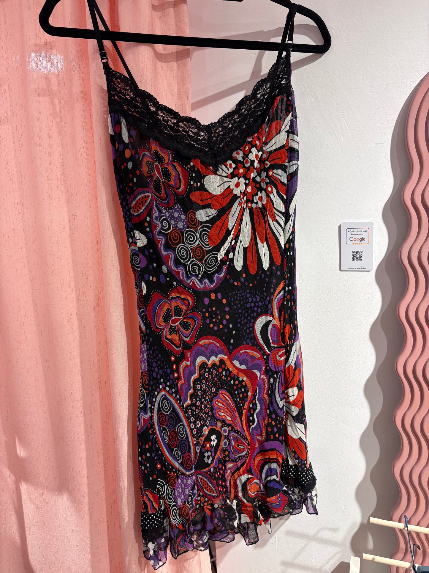 Beautiful floral dress with front lace and ruffled hem (M)