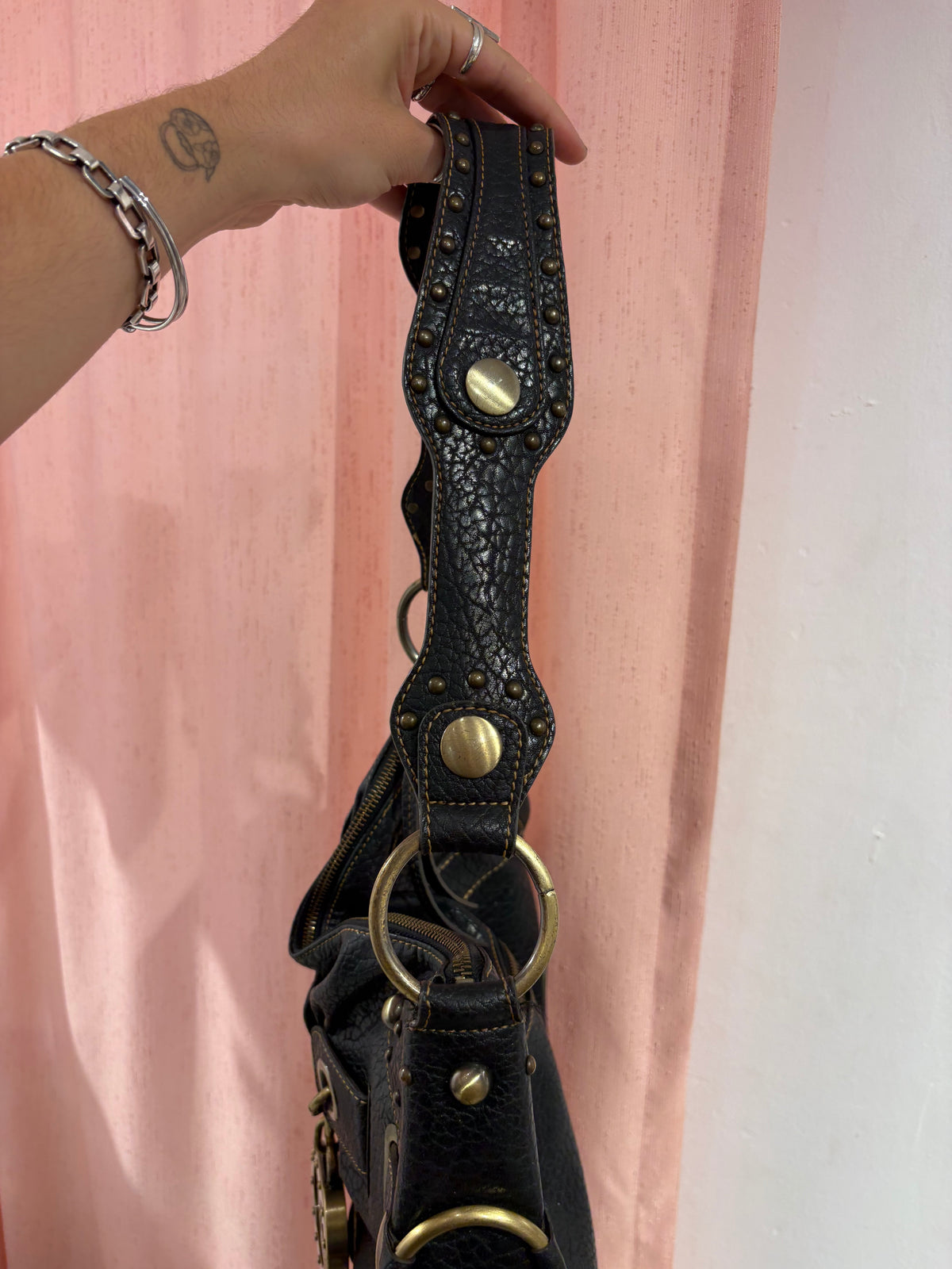 Iconic large Guess bag with giant hardware details
