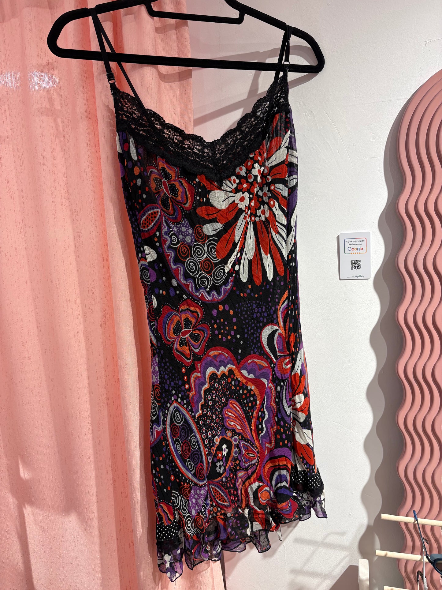 Beautiful floral dress with front lace and ruffled hem (M)