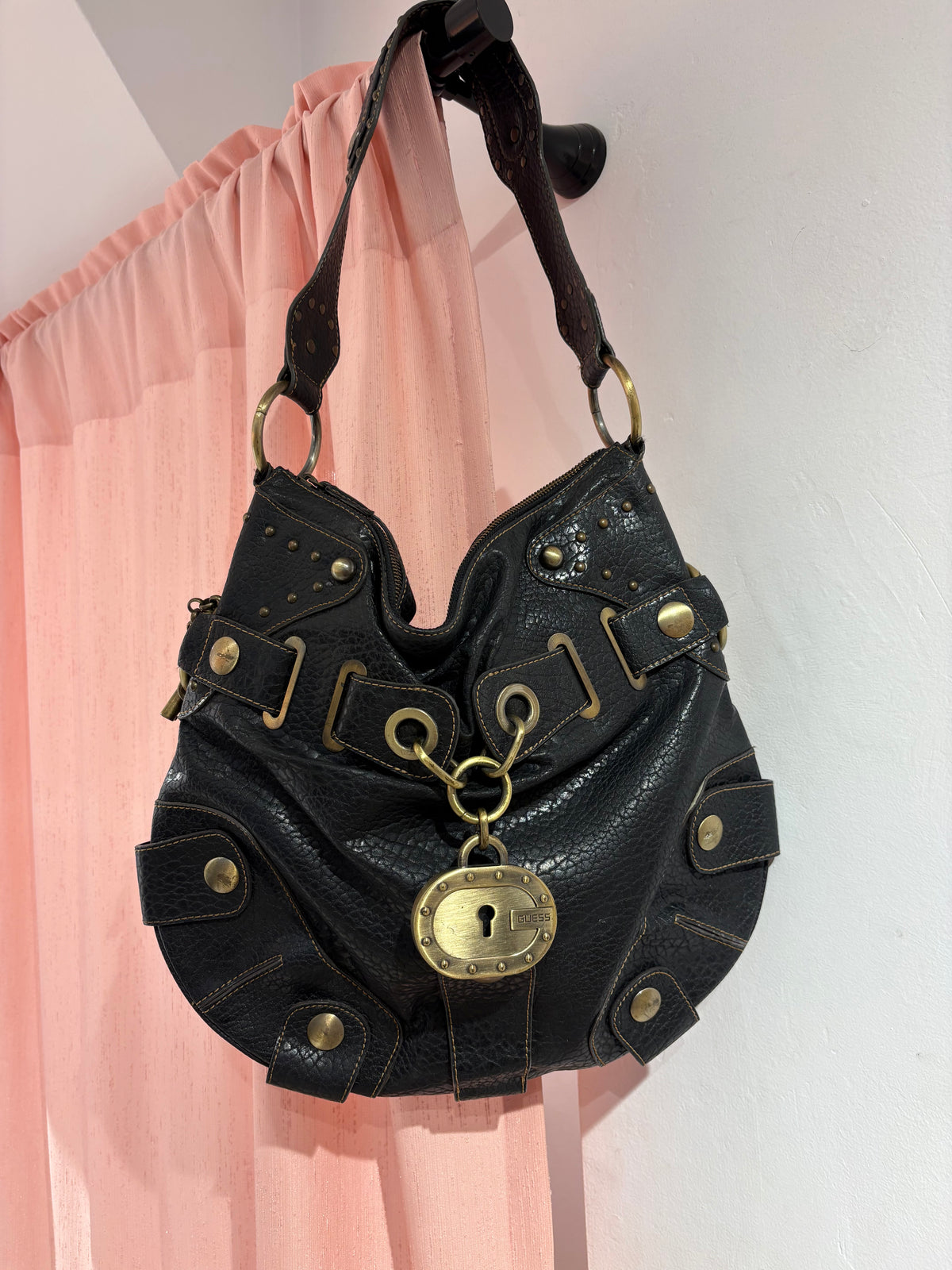 Iconic large Guess bag with giant hardware details