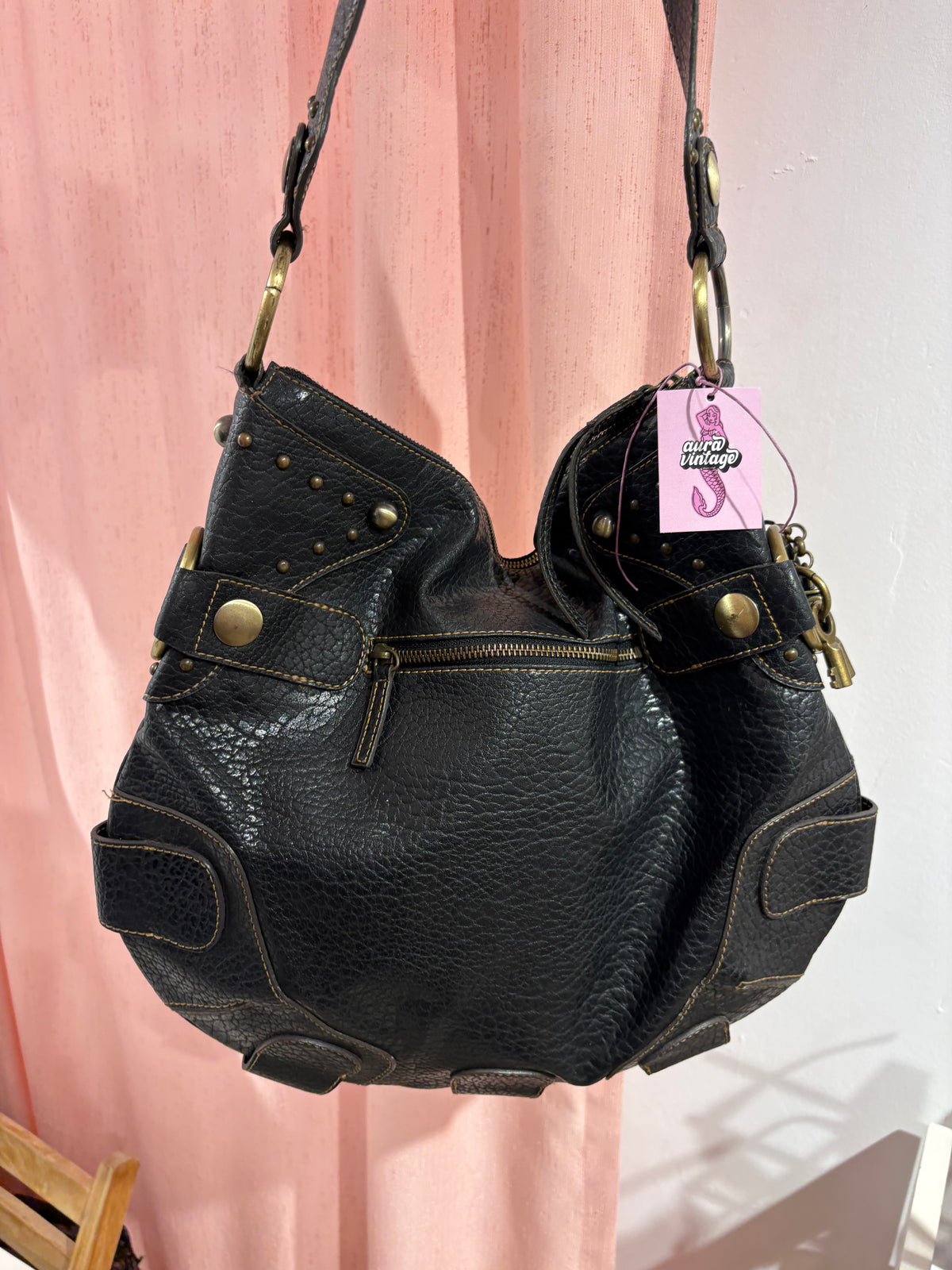 Iconic large Guess bag with giant hardware details