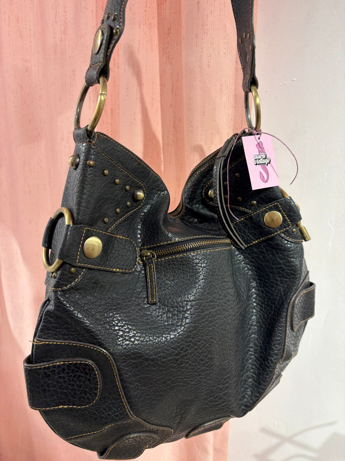 Iconic large Guess bag with giant hardware details
