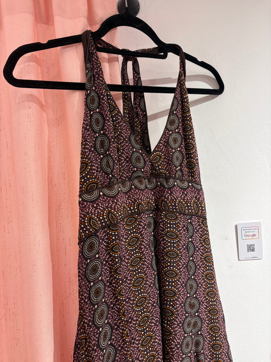 Beautiful v-neck dress with open back (M)