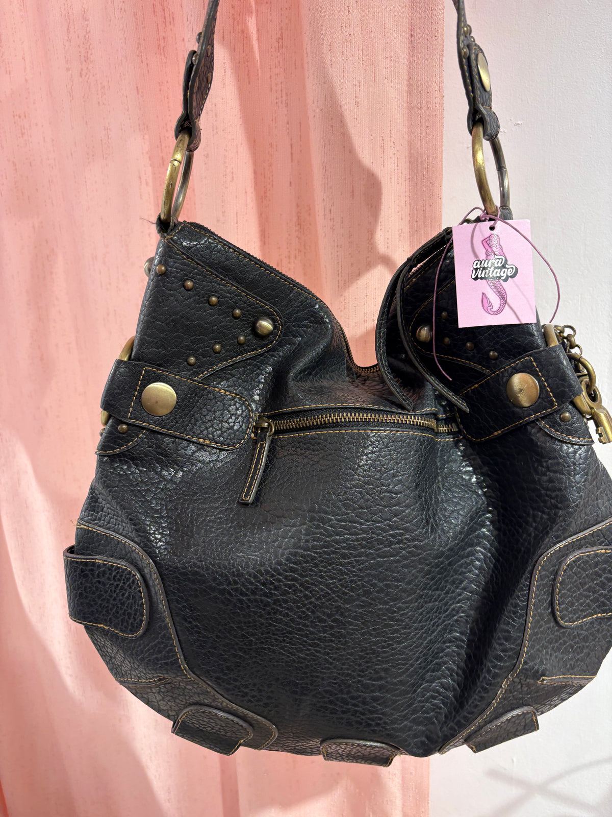 Iconic large Guess bag with giant hardware details