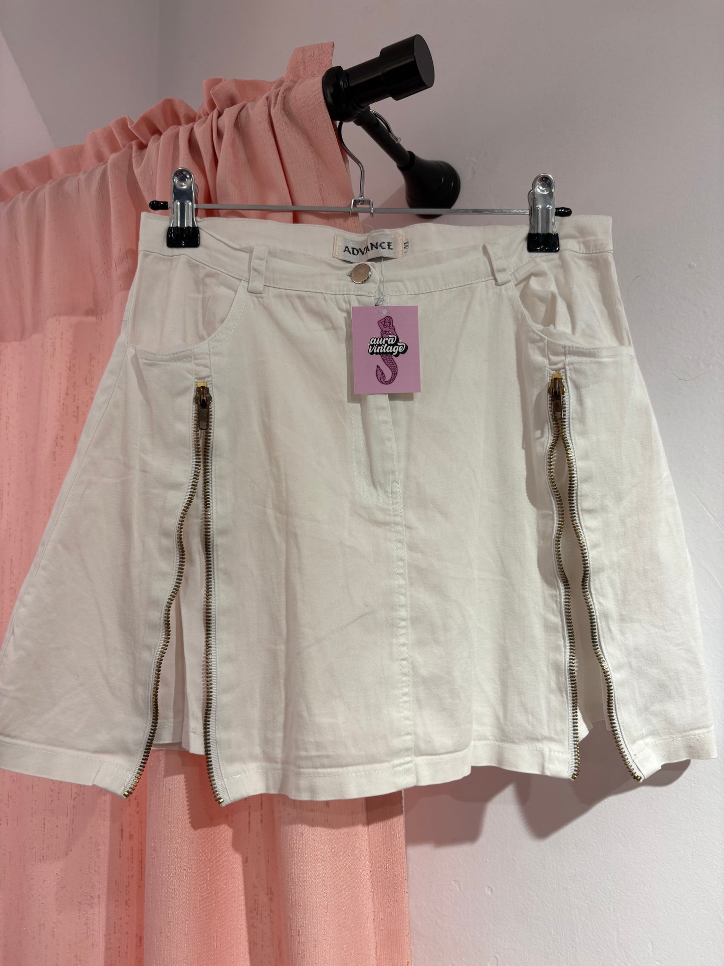White short skirt with cute zipper details (M)