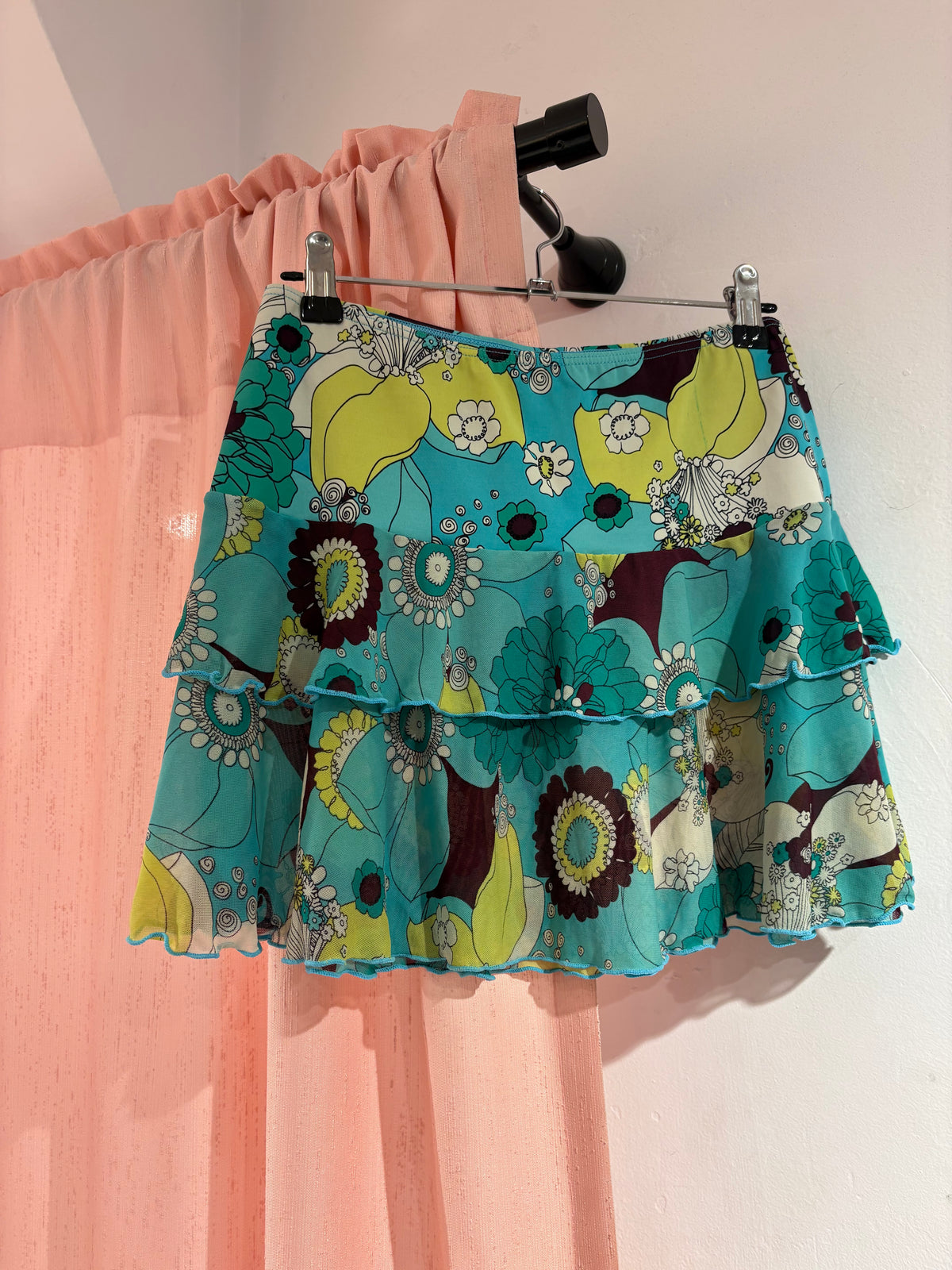 Super cute floral ruffle mini skirt (Size: 36)