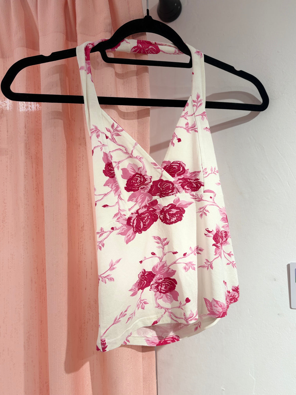 Beautiful floral v-neck top with open back (M/L)