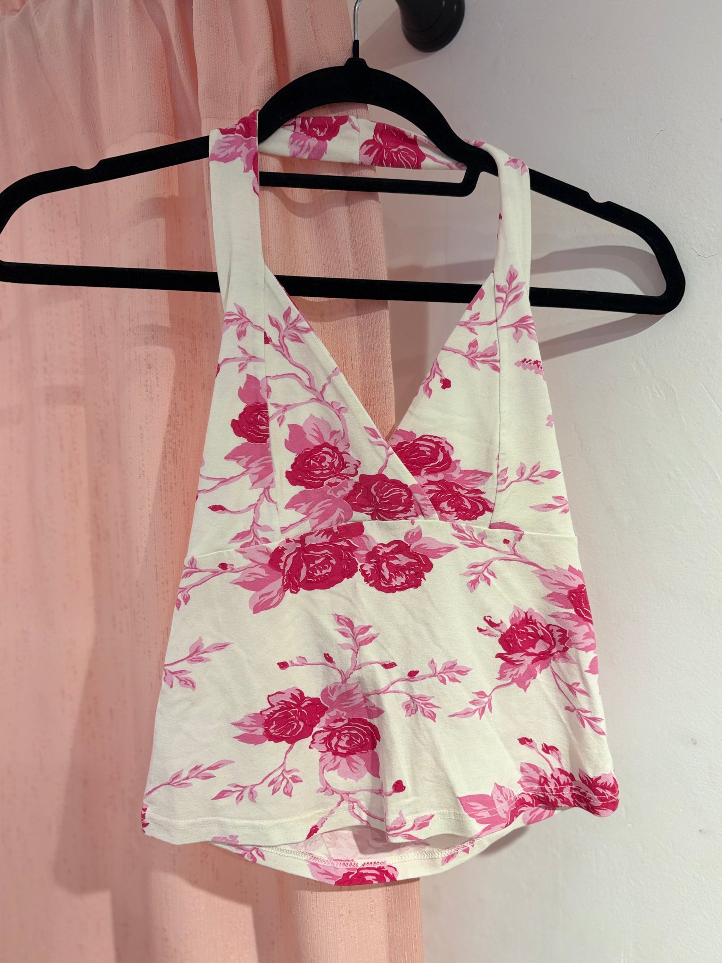 Beautiful floral v-neck top with open back (M/L)