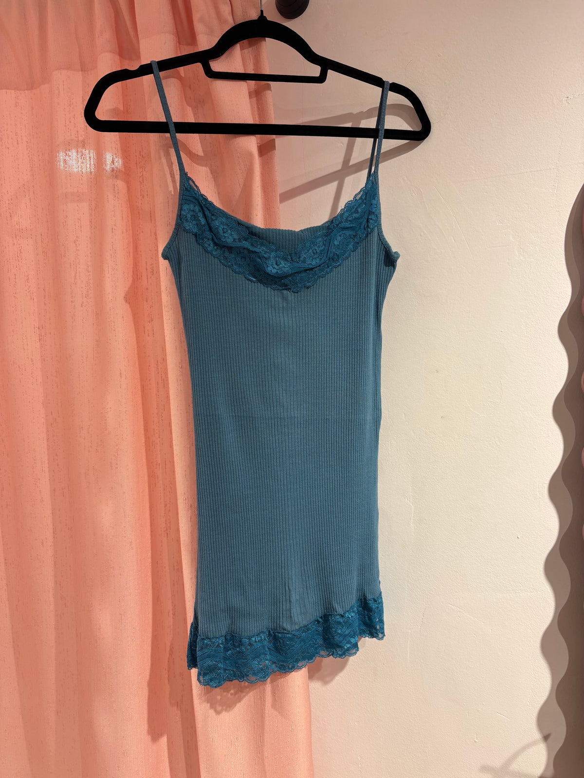 Vintage lingerie slip with lace trim (M)