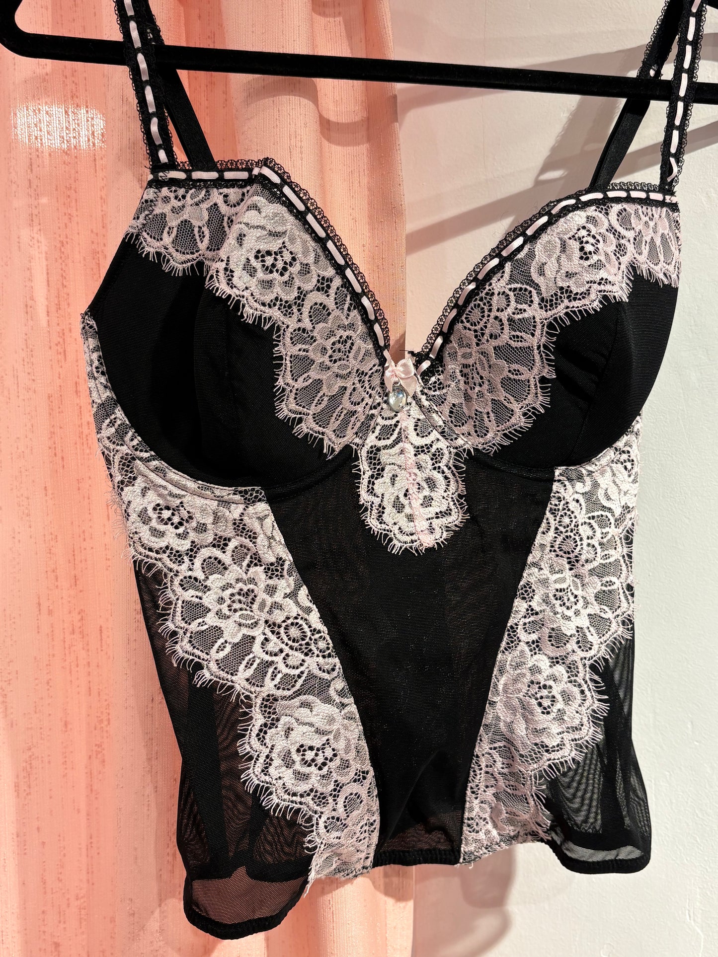 Beautiful black corset with pink lace details (85D)