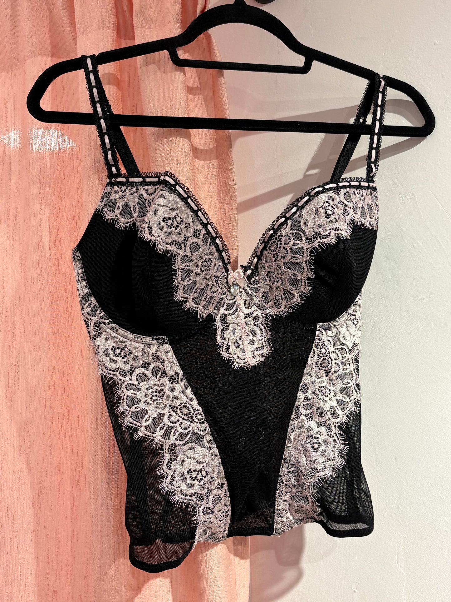 Beautiful black corset with pink lace details (85D)