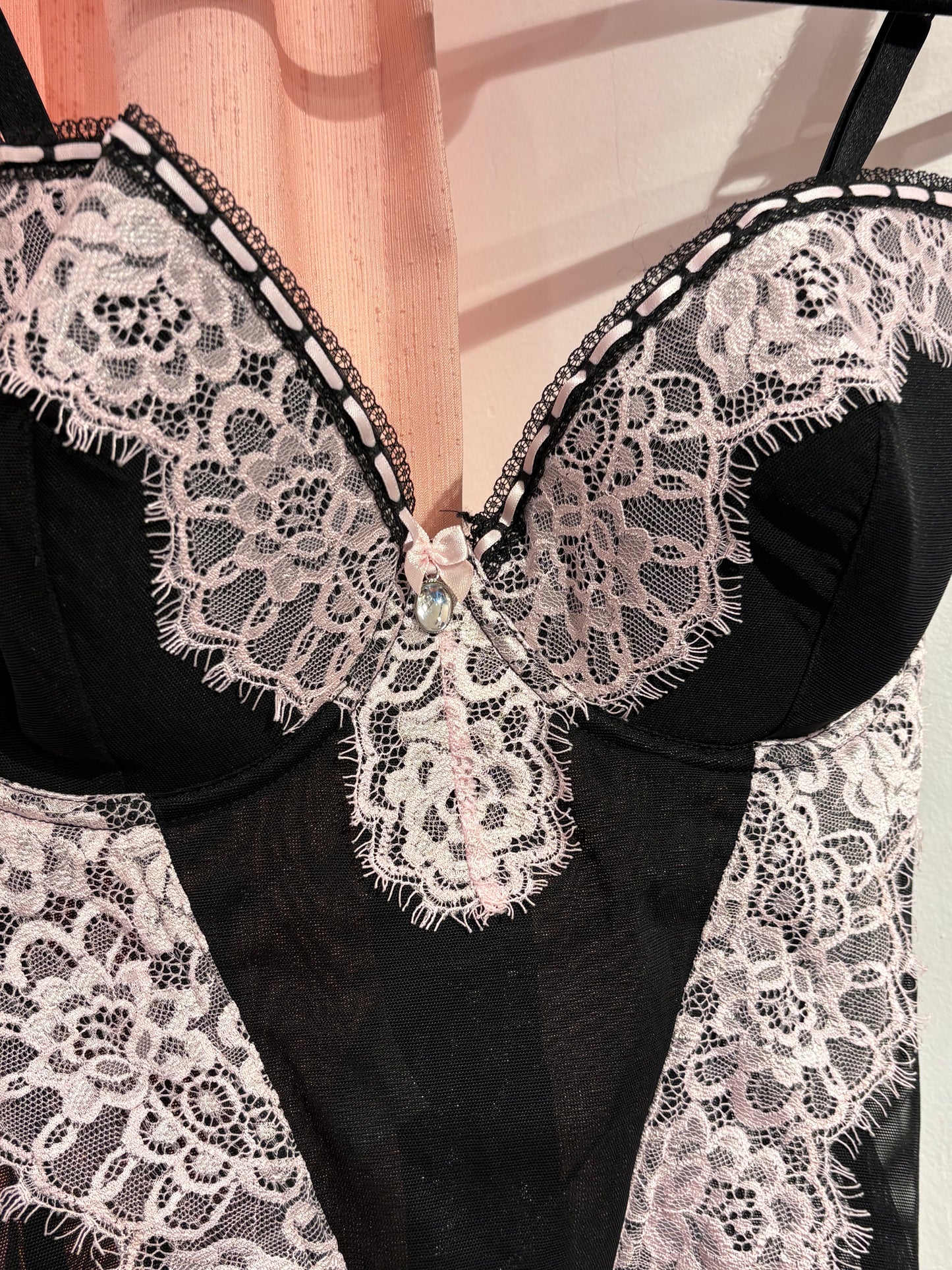 Beautiful black corset with pink lace details (85D)