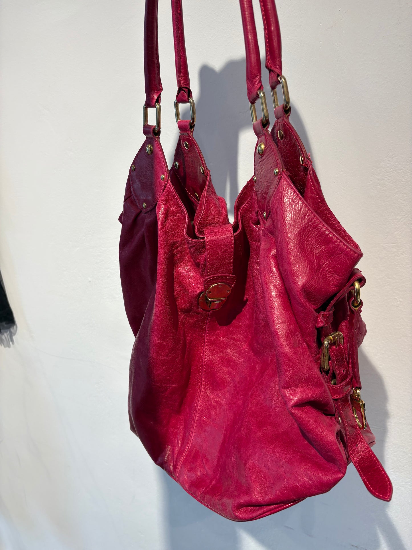 Large y2k fuchsia leather bag with incredible details