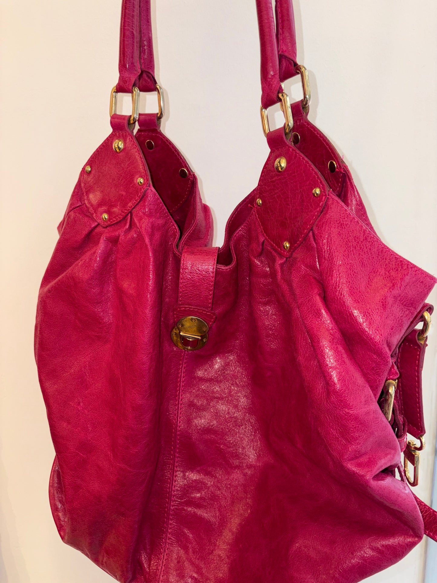 Large y2k fuchsia leather bag with incredible details